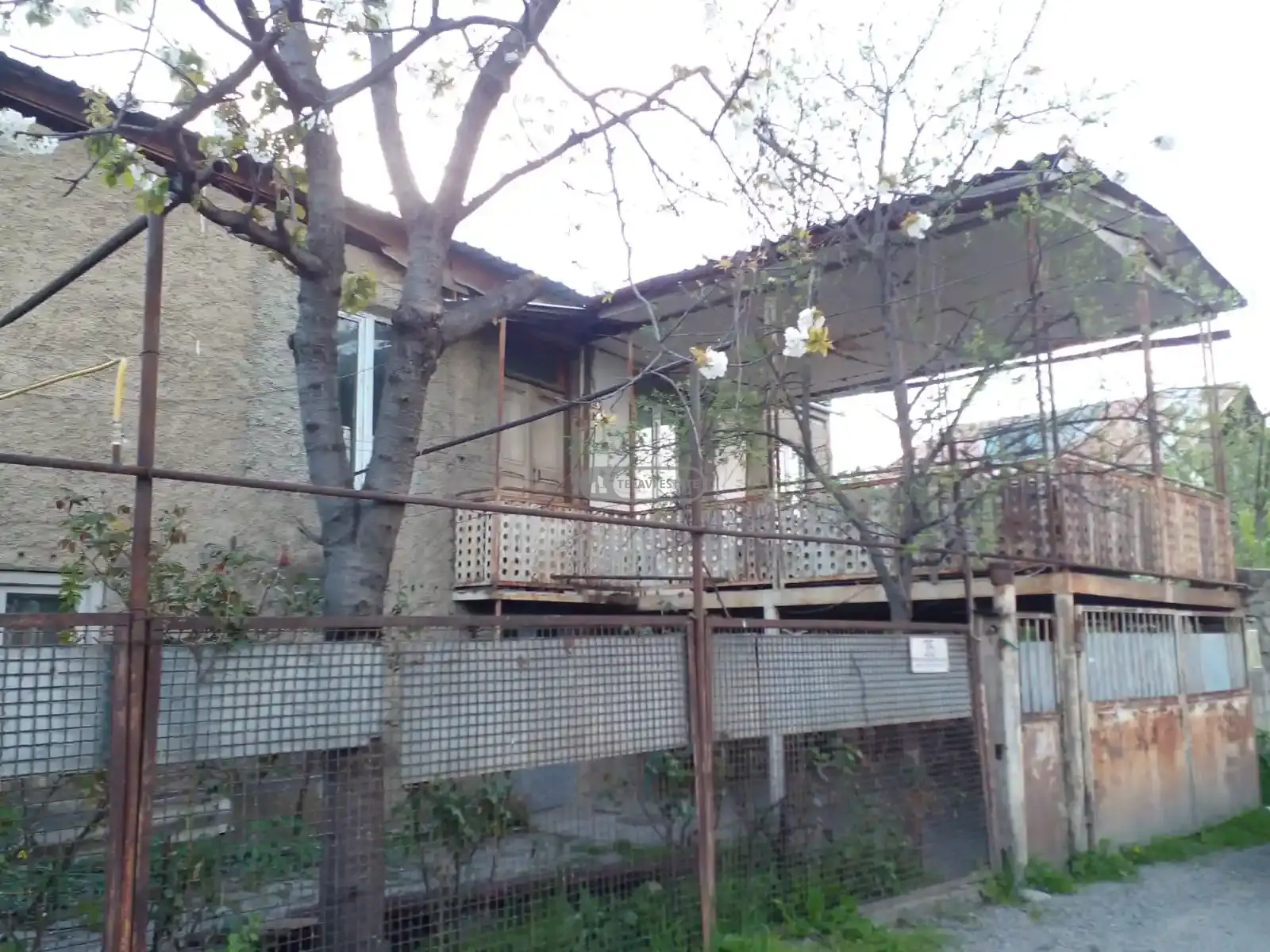 Продается двухэтажный дом в Телави – с коммерческими помещениями