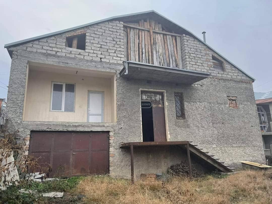 Бельэтажный дом с мансардой в Телави