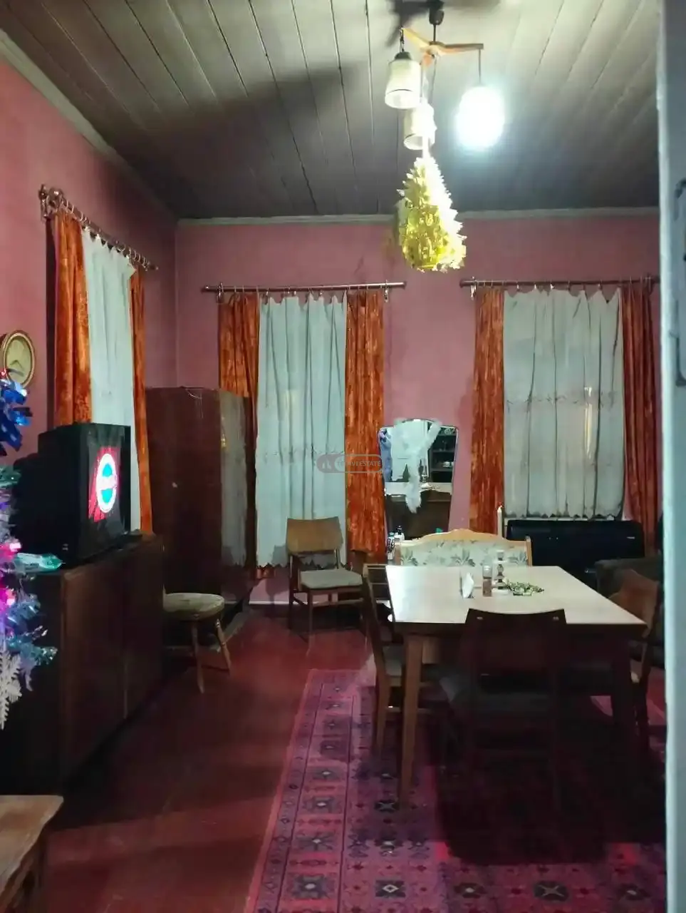 ძველი აშენებული სახლი თელავის ცენტრში