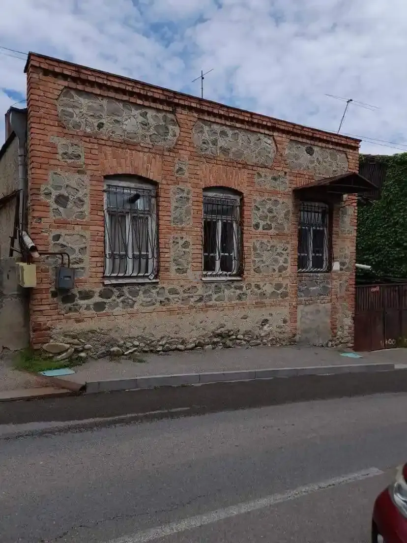 ძველი აშენებული სახლი თელავის ცენტრში