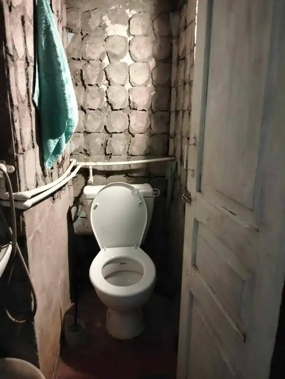 ძველი აშენებული სახლი თელავის ცენტრში