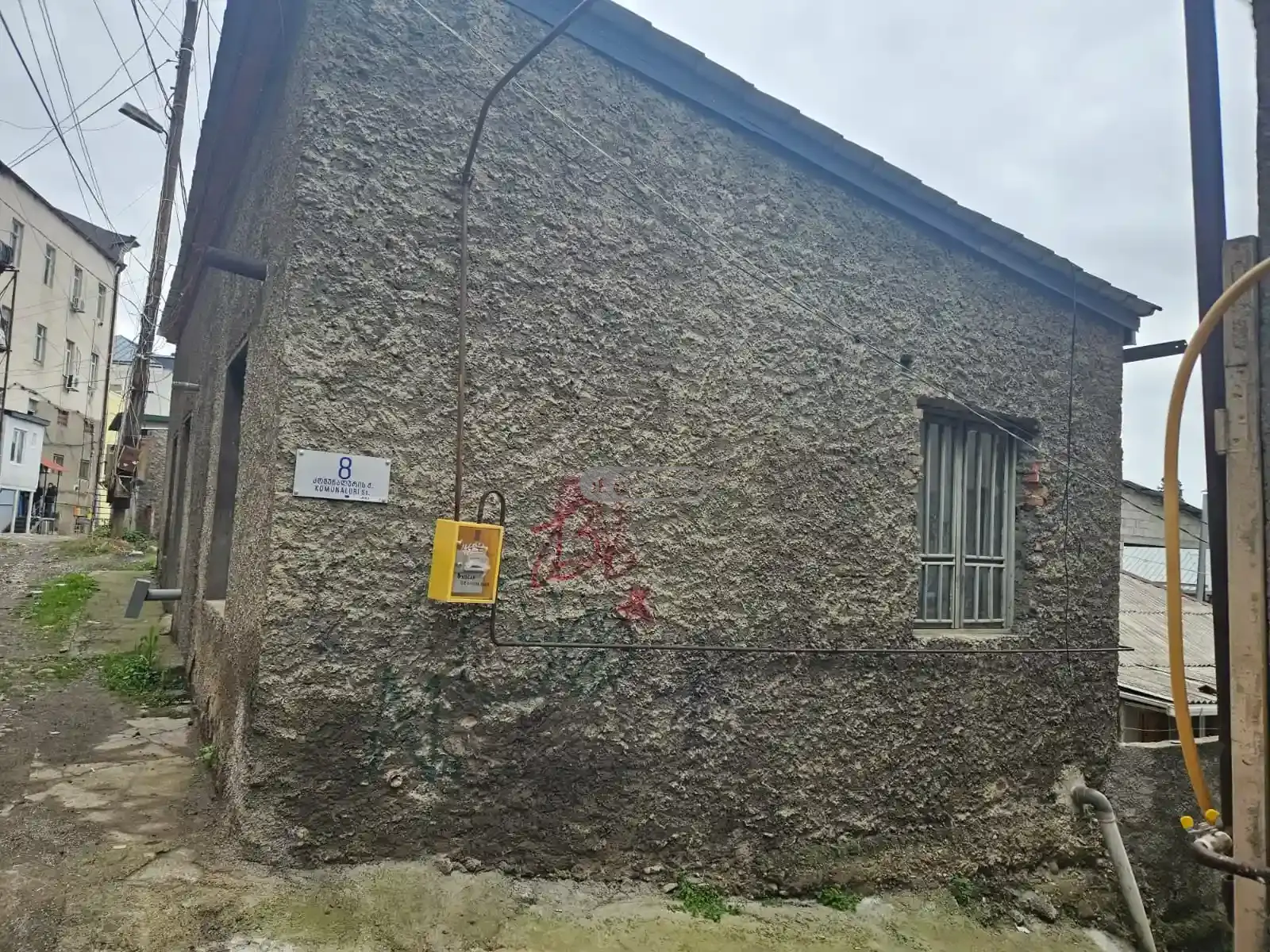 Продается первый этаж здания в центре Телави