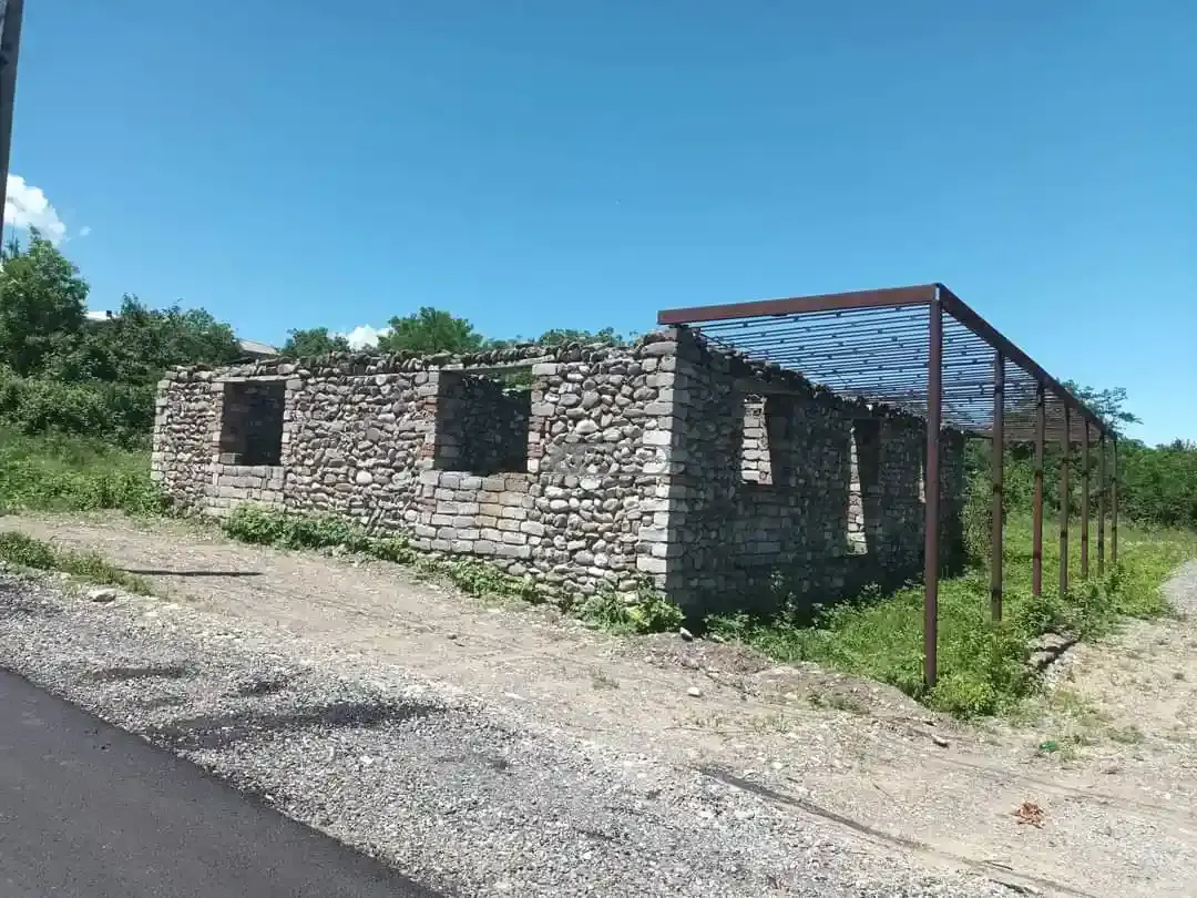 მიწის ნაკვეთი თელავში – მშენებარე სახლით