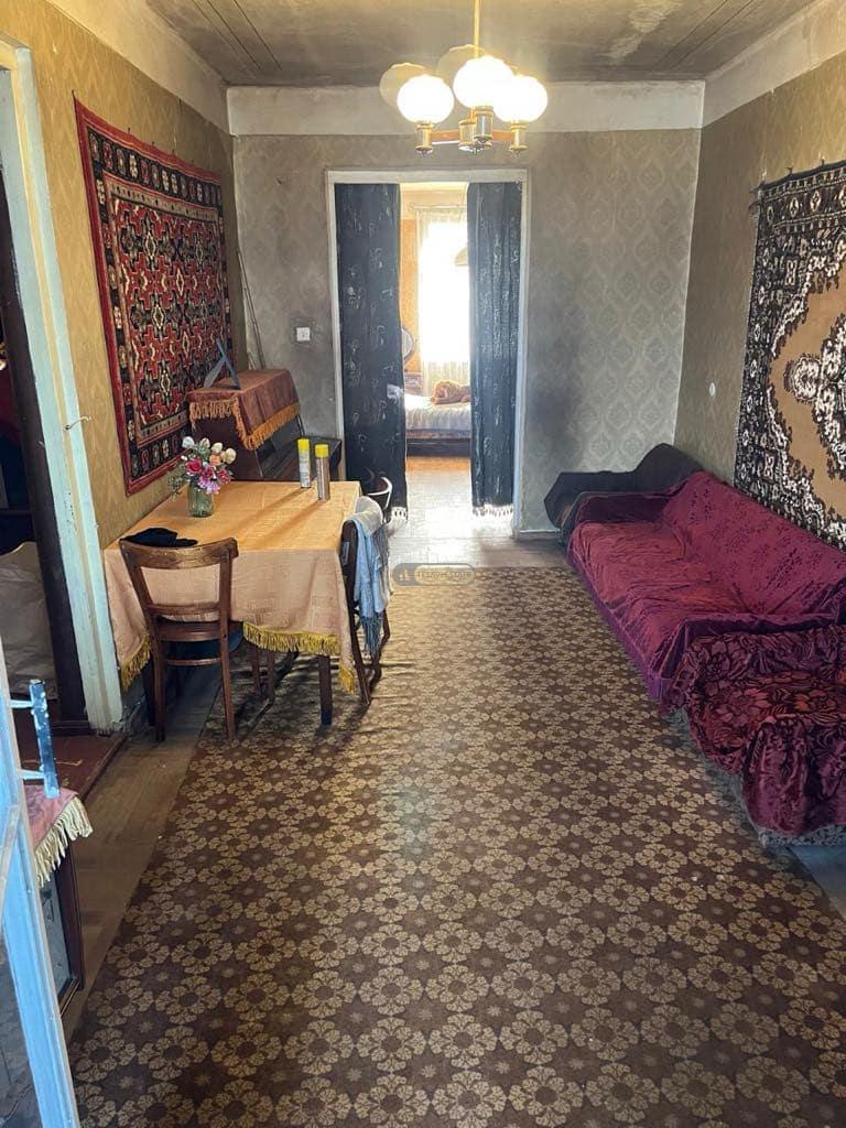 2-Room Apartment with a Loggia for Rent in Telavi