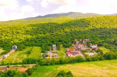 House under construction near Chateau Mere