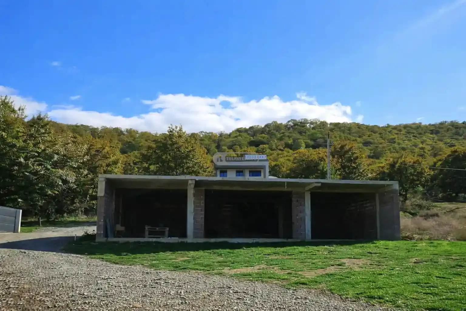 House under construction near Chateau Mere