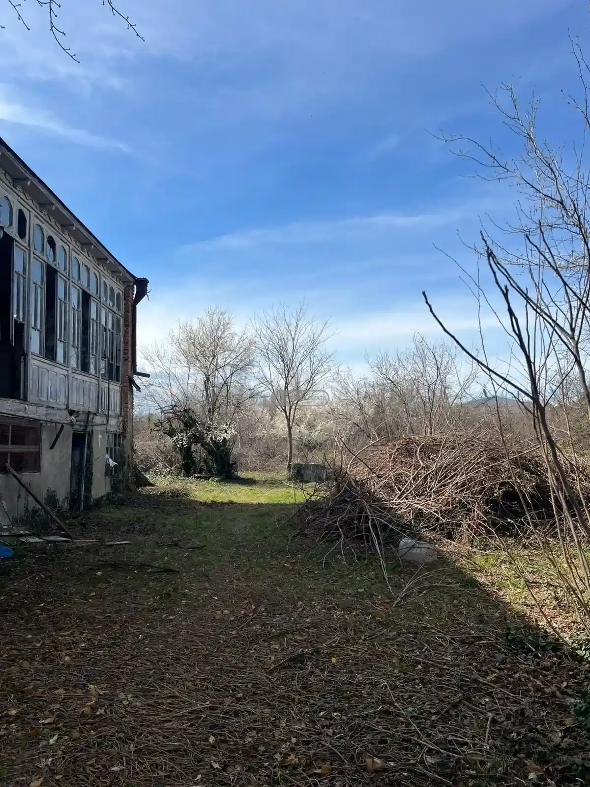 Old house with a large yard in Nasamkhrali