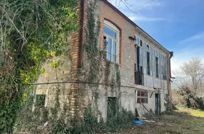 Old house with a large yard in Nasamkhrali