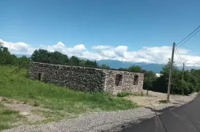 მიწის ნაკვეთი თელავში – მშენებარე სახლით