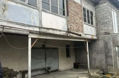 ძველი სახლი დიდი ეზოთი, თელავში